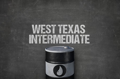 今日原油交易提醒：原油价格维持区间震荡 交易员正评估停摆协议进展及供应风险